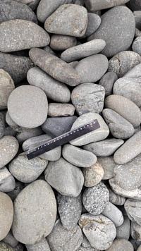 Kamenclub.ru: Галька речная окат (темно-серая) фр. 70-150 мм. купить  в Истре галька речная темно-серая, синяя, серая речная галька округлая  8000 руб/т   фото КАМЕНЬ КЛУБ