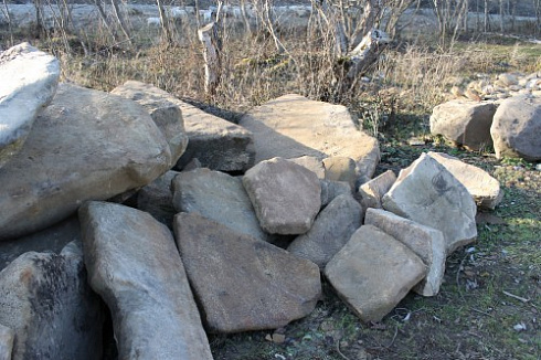 Kamenclub.ru: Песчаник плиты - плахи - пошаговые дорожки (фр. 70-150 мм)  купить в Истре песчаник серый бежевый желтый зеленый колотый песчаник строительный 6500 руб/т   фото КАМЕНЬ КЛУБ