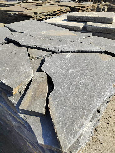 Kamenclub.ru: Песчаник пластушка светло-серый (3,0 см)  купить в Истре песчаник светло-серый, серый песчаник рваный ландшафтный колотый 13800 руб/м3   фото КАМЕНЬ КЛУБ