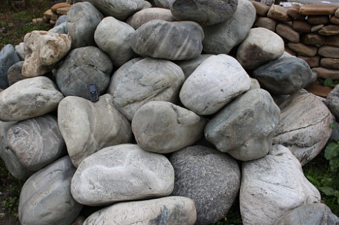 Kamenclub.ru: Речной валун Кабанчик фр.300-500 мм.  купить в Истре крупный природный камень галька серый, темно-серый речной валун галечник масштабный 7000 руб/т   фото КАМЕНЬ КЛУБ