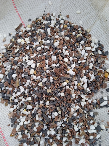 Kamenclub.ru: Мраморная крошка (щебень крошка микс : белый-черный-розовый) фр. 3-5 мм.  купить в Истре мрамор белый, черный, розовый, разноцветный мраморная каменная крошка декорвтивная 12000 руб/т   фото КАМЕНЬ КЛУБ