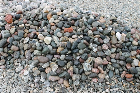 Kamenclub.ru: Галька окат (цветная картошка) фр. 50-100 мм. купить  в Истре галька природная окатанная серый белый цветной синий темно-серый коричневый округлый галечник окатанный 6800 руб/т   фото КАМЕНЬ КЛУБ