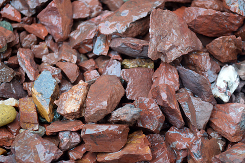 Kamenclub.ru: Щебень крошка красный (ЯШМА) фр. 10-20 мм.  купить в Истре яшма красный, бордовый, оранжевый, рыжий декоративный каменный ландшафтный щебень колотый 9000 руб/т   фото КАМЕНЬ КЛУБ