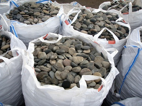 Kamenclub.ru: Галька речная плоская (ассорти) фр. 70-150 мм. купить  в Истре галька галечник серый белый темно-серый синий светло-серый плоская природная галька  9000 руб/т   фото КАМЕНЬ КЛУБ