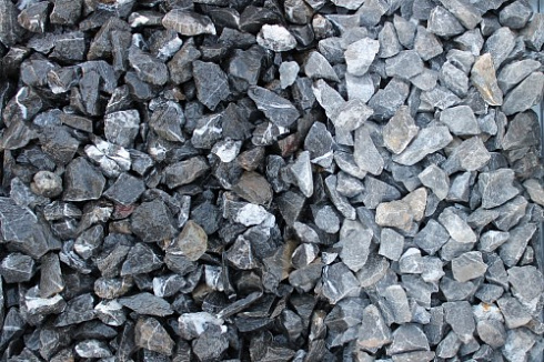 Kamenclub.ru: Щебень крошка черный (мрамор) фр. 20-40 мм.  купить в Истре мрамор черный с белыми прожилками мраморная каменная крошка 11000 руб/т   фото КАМЕНЬ КЛУБ