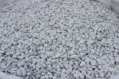 Kamenclub.ru: Мраморная крошка (щебень галтованный белый) фр.10-20 мм.  купить в Истре мрамор белый, молочный, айвори окатанный округлый декоративный ландшафтный щебень 17000 руб/т   фото КАМЕНЬ КЛУБ