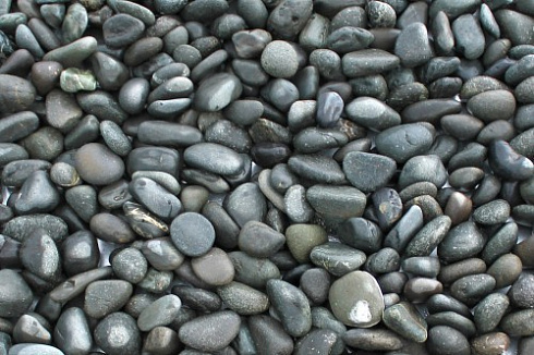 Kamenclub.ru: Галька речная окат (темно-серая) фр. 70-150 мм. купить  в Истре галька речная темно-серая, синяя, серая речная галька округлая  8000 руб/т   фото КАМЕНЬ КЛУБ
