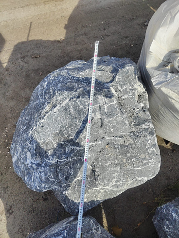 Kamenclub.ru: Черный мрамор скальник фр. 1000-1500 мм.  купить в Истре мрамор черный белый серый крупный колотый валун ландшафтный 9000 руб/т   фото КАМЕНЬ КЛУБ