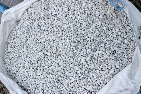 Kamenclub.ru: Мраморная крошка (щебень галтованный белый) фр.10-20 мм.  купить в Истре мрамор белый, молочный, айвори окатанный округлый декоративный ландшафтный щебень 17000 руб/т   фото КАМЕНЬ КЛУБ