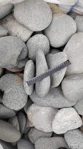 Kamenclub.ru: Галька речная плоская (темно-серая) фр. 70-150 мм. купить  в Истре галечник природный темно-серый серый синий речная плоская природная окатанная  9000 руб/т   фото КАМЕНЬ КЛУБ