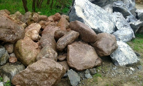 Kamenclub.ru: Конгломераты фр. 300-1000 мм.  купить в Истре кварц мрамор диабаз коричневый, серый зеленоватый речной валун крупный 6500 руб/т   фото КАМЕНЬ КЛУБ