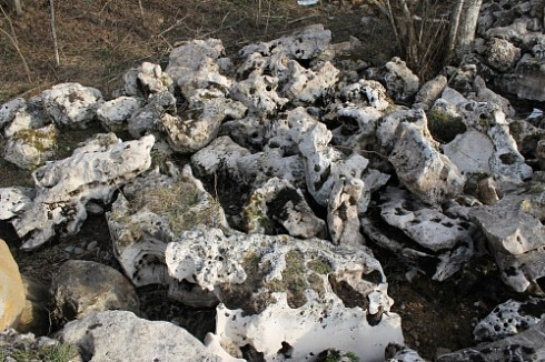 Kamenclub.ru: Выветренный известняк (степной) фр. 500-1500 мм.  купить в Истре    10000 руб/т   фото КАМЕНЬ КЛУБ