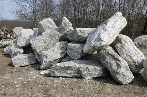 Kamenclub.ru: Мраморизированный известняк фр.500-1500 мм.  купить в Истре    10000 руб/т   фото КАМЕНЬ КЛУБ