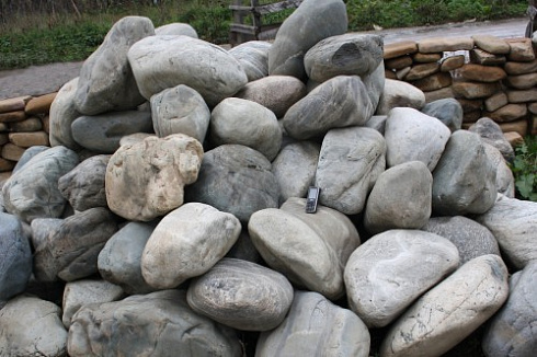 Kamenclub.ru: Речной валун Кабанчик фр.300-500 мм.  купить в Истре крупный природный камень галька серый, темно-серый речной валун галечник масштабный 7000 руб/т   фото КАМЕНЬ КЛУБ