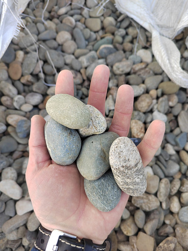 Kamenclub.ru: Галька речная окат (пестрая) фр. 20-40 мм. купить  в Истре галька речная пестрая, серая, серые оттенки галька речная окатанная округлая 5000 руб/т   фото КАМЕНЬ КЛУБ