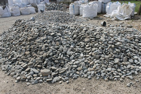Kamenclub.ru: Галька речная плоская (ассорти) фр. 70-150 мм. купить  в Истре галька галечник серый белый темно-серый синий светло-серый плоская природная галька  9000 руб/т   фото КАМЕНЬ КЛУБ