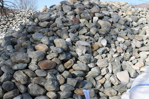 Kamenclub.ru: Ландшафтные валунчики фр.100-500 мм.  купить в Истре крупный природный камень серый, темно-серый, светло-серый речной валун крупный 4800 руб/т   фото КАМЕНЬ КЛУБ