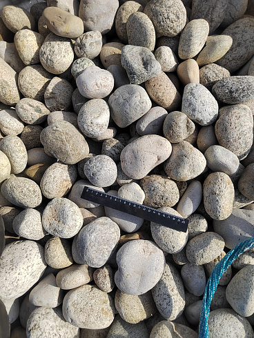 Kamenclub.ru: Галька речная окат (серо-белая) фр. 70-120 мм купить  в Истре галька галечник бело-серая, серо-белая, серая, белая речная природная галька  8000 руб/т   фото КАМЕНЬ КЛУБ