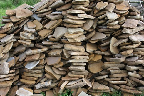 Kamenclub.ru: Песчаник колотый для облицовки (фр. 2-3 см)  купить в Истре песчаник бежевый серый рыжий песчаник строительный 5000 руб/т   фото КАМЕНЬ КЛУБ