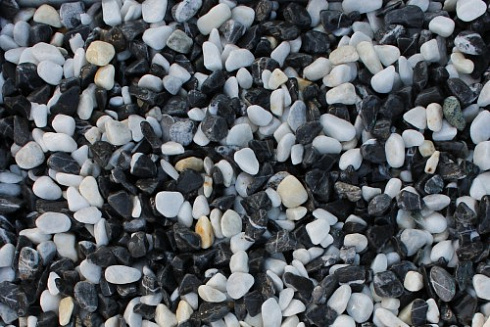Kamenclub.ru: Мраморная крошка (щебень галтованный микс:белый-черный) фр.10-20 мм.  купить в Истре мрамор белый, черный окатанные округлые декоративные ландшафтные камни щебня 15500 руб/т   фото КАМЕНЬ КЛУБ