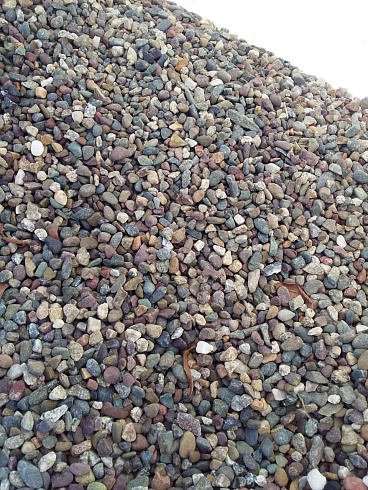 Kamenclub.ru: Галька речная окат цветная фр.5-10 мм. купить  в Истре галька речная белый, серый, красноватый, синий, темно-серый речная окатанная галька декоративная 6800 руб/т   фото КАМЕНЬ КЛУБ