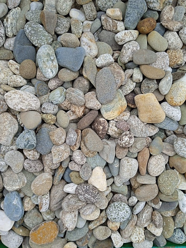 Kamenclub.ru: Галька горная речная окат (цветная) фр. 20-40 мм. купить  в Истре галька речная серый синий бежевый белый окатанная речная галька ландшафтная 6800 руб/т   фото КАМЕНЬ КЛУБ