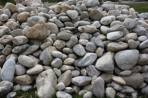 Kamenclub.ru: Бело-серый валунчик фр.100-300 мм.  купить в Истре крупный камень для ландшафта серый, белый бело-серый валун крупная галька 4500 руб/т   фото КАМЕНЬ КЛУБ