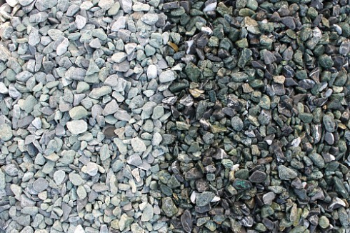 Kamenclub.ru: Мраморная крошка (щебень галтованный микс:зеленый-черный) фр.10-20 мм.  купить в Истре мрамор зеленый, черный декоративные ландшафтные окатанные округлые камни щебня 14500 руб/т   фото КАМЕНЬ КЛУБ