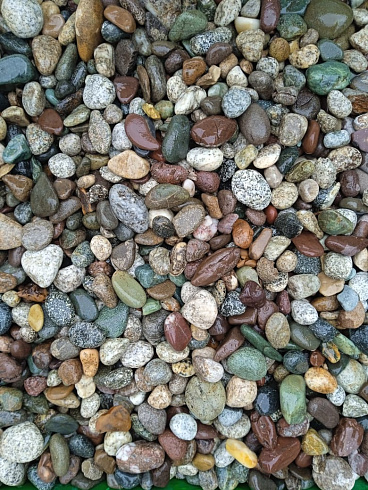 Kamenclub.ru: Галька горная речная окат (цветная) фр. 20-40 мм. купить  в Истре галька речная серый синий бежевый белый окатанная речная галька ландшафтная 6800 руб/т   фото КАМЕНЬ КЛУБ
