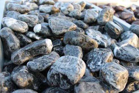 Kamenclub.ru: Щебень галтованный черный (мрамор) фр.20-40 мм.  купить в Истре мрамор черный с белыми прожилками мрамор окатанный округлый 15000 руб/т   фото КАМЕНЬ КЛУБ