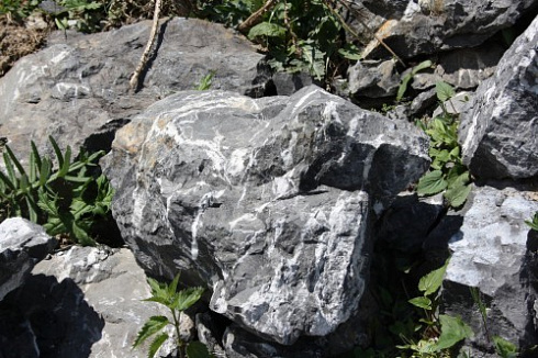 Kamenclub.ru: Черный мрамор скальник фр. 1000-1500 мм.  купить в Истре мрамор черный белый серый крупный колотый валун ландшафтный 9000 руб/т   фото КАМЕНЬ КЛУБ