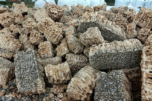 Kamenclub.ru: Крымский природный меотис фр. 100-500 мм.  купить в Истре меотис бежевый рыжий молочный желтый ракушечник 4 500 руб/т   фото КАМЕНЬ КЛУБ