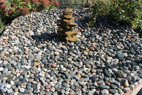 Kamenclub.ru: Галька окат (цветная картошка) фр. 50-100 мм. купить  в Истре галька природная окатанная серый белый цветной синий темно-серый коричневый округлый галечник окатанный 6800 руб/т   фото КАМЕНЬ КЛУБ