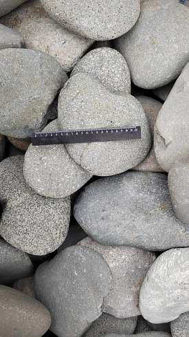 Kamenclub.ru: Галька речная плоская (темно-серая) фр. 70-150 мм. купить  в Истре галечник природный темно-серый серый синий речная плоская природная окатанная  9000 руб/т   фото КАМЕНЬ КЛУБ
