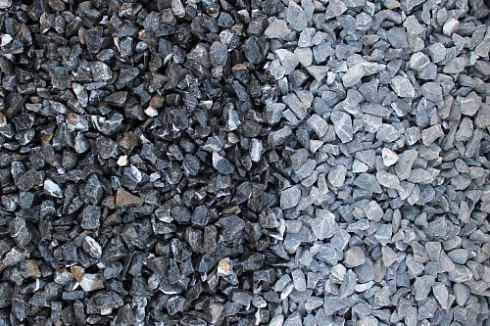Kamenclub.ru: Щебень крошка черный (мрамор) фр. 10-20 мм.  купить в Истре мрамор черный с белыми прожилками, черный, белый каменная ландшафтная декоративная крошка щебня 11000 руб/т   фото КАМЕНЬ КЛУБ