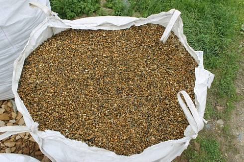 Kamenclub.ru: Галька окат (серо-желтая) фр.10-20 мм. купить  в Истре галька серо-желтая, рыжая, серый речная окатанная округлая галька 5000 руб/т   фото КАМЕНЬ КЛУБ