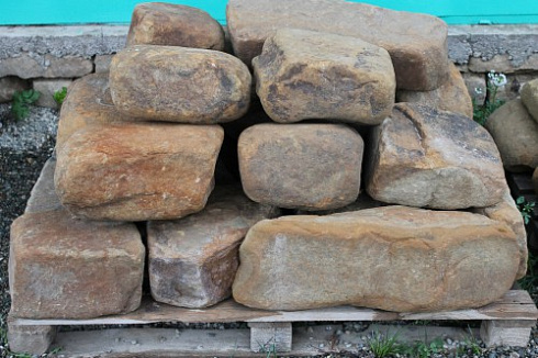 Kamenclub.ru: Песчаник для строительства и кладки (фр. 200-400 мм)  купить в Истре песчаник бежевый серый рыжий желтый блоки для строительства из песчаника 6500 руб/т   фото КАМЕНЬ КЛУБ