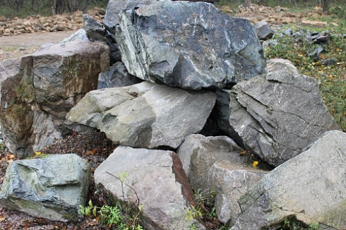 Kamenclub.ru: Змеевик скальник фр. 500-1500 мм.  купить в Истре змеевик зеленый серый черный глыба скальная колотая 7500 руб/т   фото КАМЕНЬ КЛУБ