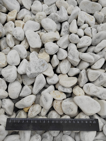 Kamenclub.ru: Мраморная крошка (щебень галтованный белый) фр.40-70 мм.  купить в Истре мрамор белый молочный айвори окатанный округлый природный камень 17000 руб/т   фото КАМЕНЬ КЛУБ