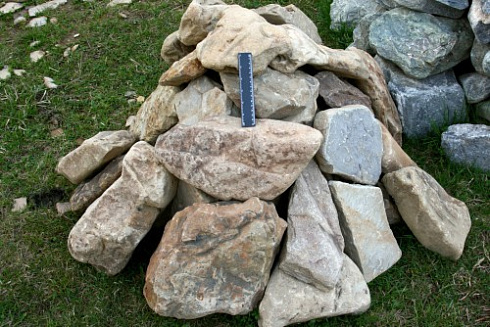 Kamenclub.ru: Песчаник декоративный ландшафтный (фр. 300-500 мм)  купить в Истре песчаник желтый рыжий серый зеленый валун речной окатанный природный песчаника 4 500 руб/т   фото КАМЕНЬ КЛУБ