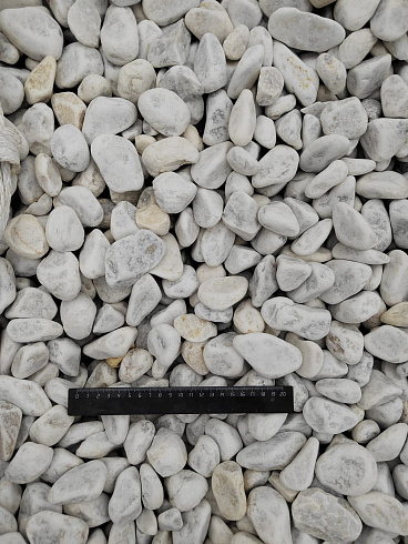 Kamenclub.ru: Мраморная крошка (щебень галтованный белый) фр.40-70 мм.  купить в Истре мрамор белый молочный айвори окатанный округлый природный камень 17000 руб/т   фото КАМЕНЬ КЛУБ