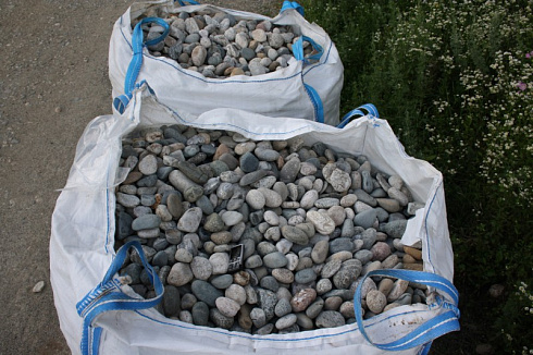 Kamenclub.ru: Галька речная окат (серая) фр.40-60 мм купить  в Истре галька речная серый бежевый рыжий коричневый округлый речной камень 5000 руб/т   фото КАМЕНЬ КЛУБ