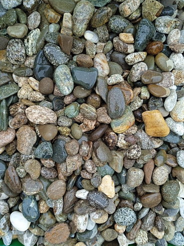 Kamenclub.ru: Галька горная речная окат (цветная) фр. 20-40 мм. купить  в Истре галька речная серый синий бежевый белый окатанная речная галька ландшафтная 6800 руб/т   фото КАМЕНЬ КЛУБ