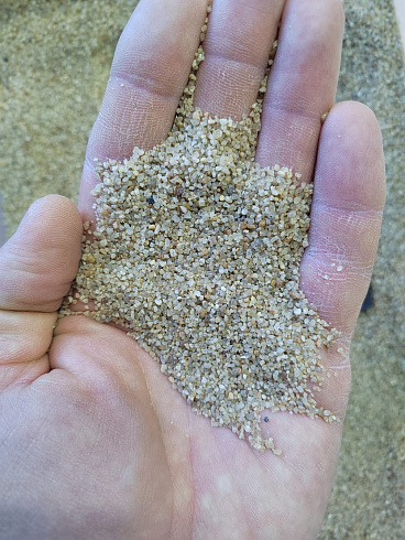 Кварцевый песок для площадок фр. 0,6-1,2 мм.  купить в Истре фото Камень Клуб