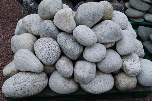 Kamenclub.ru: Бело-серый валунчик фр.100-300 мм.  купить в Истре крупный камень для ландшафта серый, белый бело-серый валун крупная галька 4500 руб/т   фото КАМЕНЬ КЛУБ