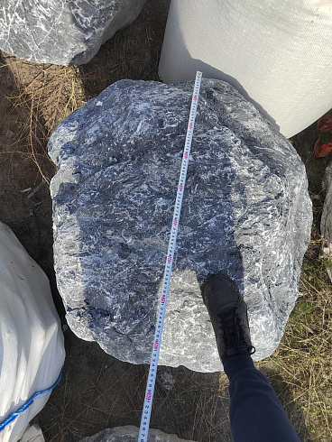 Kamenclub.ru: Черный мрамор скальник фр. 1000-1500 мм.  купить в Истре мрамор черный белый серый крупный колотый валун ландшафтный 9000 руб/т   фото КАМЕНЬ КЛУБ