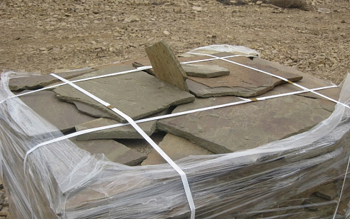 Kamenclub.ru: Песчаник пластушка серо-зеленый (4,0 см- 5,0 см)  купить в Истре песчаник серо-зеленый, серый, зеленый песчаник рваный ландшафтный колотый 9000 руб/м3   фото КАМЕНЬ КЛУБ