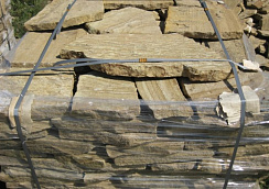 Kamenclub.ru: Песчаник пластушка желтый с рисунком (3 см)  купить в Истре песчаник желтый с рисунком, рыжий, желтый песчаник пластушка ландшафтная рваная 8 500 руб/м3   фото КАМЕНЬ КЛУБ