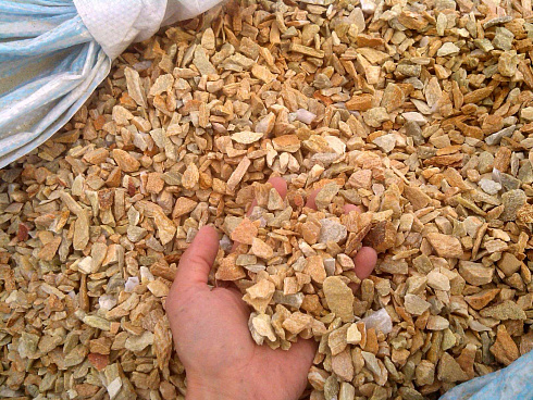 Kamenclub.ru: Щебень крошка желтый (ЗЛАТОЛИТ) фр. 5-10 мм.  купить в Истре мрамор золотистый, бежевый, желтый каменная ландшафтная декоративная крошка здатолита 8500 руб/т   фото КАМЕНЬ КЛУБ