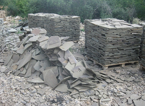 Kamenclub.ru: Песчаник пластушка серо-зеленый (1,5 см)  купить в Истре плитняк - пластушка серо-зеленый, серый, зеленый пластушка рваная ландшафтная колотая 10200 руб/м3   фото КАМЕНЬ КЛУБ